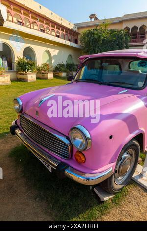 Pink Hindustan Ambassador Auto vor dem Pink City Palace, Jaipur, Rajasthan, Indien, Südasien. Stockfoto