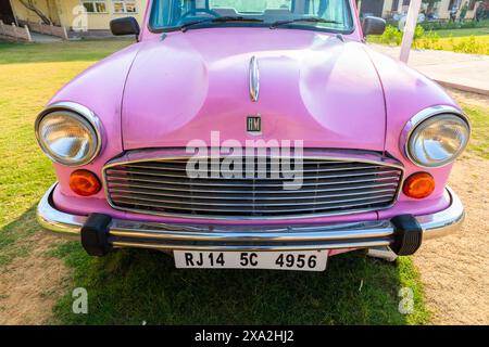 Pink Hindustan Ambassador Auto vor dem Pink City Palace, Jaipur, Rajasthan, Indien, Südasien. Stockfoto