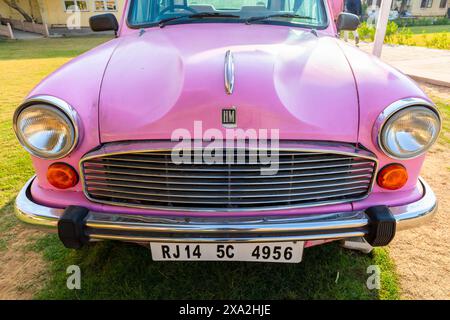 Pink Hindustan Ambassador Auto vor dem Pink City Palace, Jaipur, Rajasthan, Indien, Südasien. Stockfoto