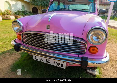 Pink Hindustan Ambassador Auto vor dem Pink City Palace, Jaipur, Rajasthan, Indien, Südasien. Stockfoto