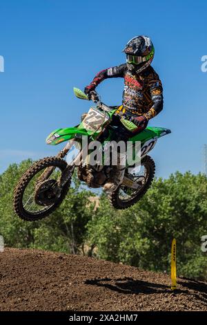 1. Juni 2024 Sacramento, CA USA Fredrik Noren(22)wird während der Pro Motocross 450 Meisterschaft in Hangtown Classic Sacramento, CA Thurman James/CSM auf Sprung 29 gestartet Stockfoto