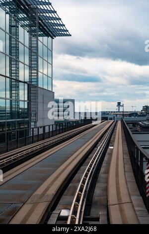 Flughafen Frankfurt, Deutschland - 19. Februar 2024: Gleis des Skyline-Zuges, der die Terminals 1 und 2 verbindet Stockfoto