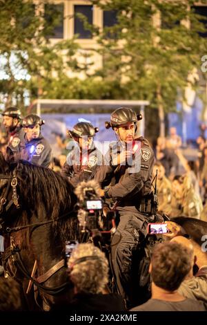 Tel Aviv, Tel Aviv, Israel. Juni 2024. Polizei auf Pferden (Foto: © Gaby Schuetze/ZUMA Press Wire) NUR REDAKTIONELLE VERWENDUNG! Nicht für kommerzielle ZWECKE! Stockfoto