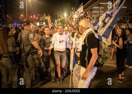 Tel Aviv, Tel Aviv, Israel. Juni 2024. Polizei verhaftet Demonstranten (Credit Image: © Gaby Schuetze/ZUMA Press Wire) NUR REDAKTIONELLE VERWENDUNG! Nicht für kommerzielle ZWECKE! Stockfoto