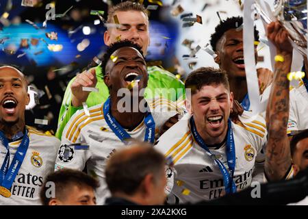 London, Großbritannien. Juni 2024. Die Spieler von Real Madrid (Vinicius Junior, Fede Valverde) feiern im Finale der Champions League 2024 (2:0) zwischen Borussia Dortmund und Real Madrid. Ergebnis: Borussia Dortmund 0 - 2 Real Madrid (Foto: Maciej Rogowski/SOPA Images/SIPA USA) Credit: SIPA USA/Alamy Live News Stockfoto