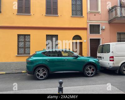 Cremona, Italien - 2. Mai 2024 der Alfa Romeo Tonale Green suv parkt in einer engen Straße in einer italienischen Stadt und zeigt die Herausforderungen des Fahrens und der Fahrt Stockfoto