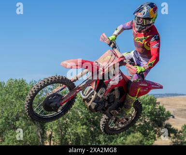 Juni 2024 Sacramento, CA USA Jett Lawrence Team Honda HRC(1) wird während der Pro Motocross 450 Meisterschaft in Hangtown Classic Sacramento, CA Thurman James/CSM auf Sprung 29 gestartet Stockfoto