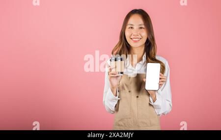 Porträt Asiatische glückliche junge Frau Barista Bar Teller Kaffeemaschine hält Kaffee Tee heiße Tasse und Stockfoto