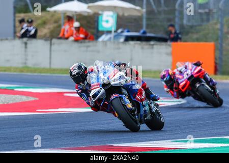 Scarperia, Italien. Juni 2024. Francesco Pecco Bagnaia aus Italien und Ducati Lenovo Team führen das Rennen während des MotoGP GP7 Gran Premio d'Italia Brembo - Rennen auf der Mugello-Strecke. Quelle: SOPA Images Limited/Alamy Live News Stockfoto