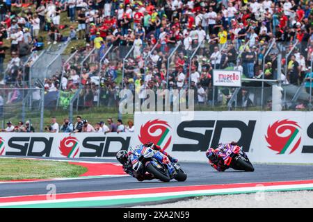 Scarperia, Italien. Juni 2024. Francesco Pecco Bagnaia aus Italien und Ducati Lenovo Team führen das Rennen während des MotoGP GP7 Gran Premio d'Italia Brembo - Rennen auf der Mugello-Strecke. Quelle: SOPA Images Limited/Alamy Live News Stockfoto