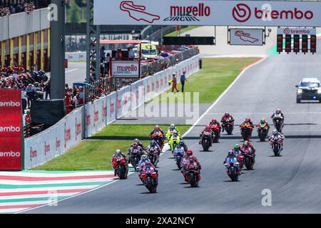 Scarperia, Italien. Juni 2024. Jorge Martin aus Spanien und Prima Pramac Racing führen das Feld beim Start des MotoGP GP7 Gran Premio d'Italia Brembo - Rennens auf dem Mugello Circuit an. (Foto: Fabrizio Carabelli/SOPA Images/SIPA USA) Credit: SIPA USA/Alamy Live News Stockfoto