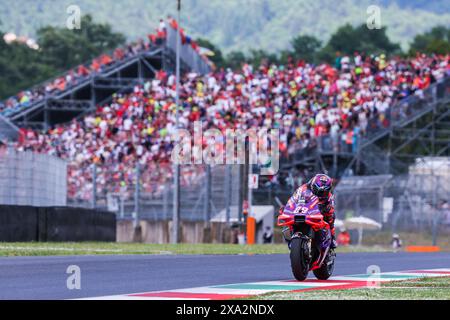 Scarperia, Italien. Juni 2024. Jorge Martin aus Spanien und Prima Pramac Racing in Aktion während des MotoGP GP7 Gran Premio d'Italia Brembo - Rennen auf dem Mugello Circuit. (Foto: Fabrizio Carabelli/SOPA Images/SIPA USA) Credit: SIPA USA/Alamy Live News Stockfoto