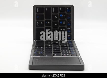 Tragbare Tastatur für Laptop isoliert auf weißem Hintergrund. Klappbare Tastatur Stockfoto