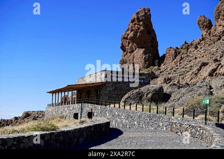 Auf dem Weg zum Teide, El Teide, Pico del Teide, Vulkan im Teide Nationalpark auf Teneriffa, Kanarischen Inseln, Spanien, Europa, Steinbau von Stockfoto
