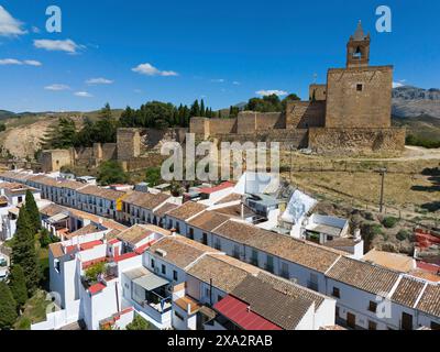Aus der Vogelperspektive einer mittelalterlichen Festung mit benachbarten Häusern mit weißen Mauern an einem sonnigen Tag, Alcazaba, Antequera, Malaga, Andalusien, Spanien Stockfoto