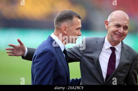 NÜRNBERG, DEUTSCHLAND - 03. JUNI: Andriy Schewtschenko, ukrainischer Fußballverband mit Bernd Neuendorf, Präsident des Deutschen Fußballverbandes DFB, vor dem internationalen Freundschaftsspiel zwischen Deutschland und der Ukraine im Max-Morlock-Stadion am 03. Juni 2024 in Nürnberg. © diebilderwelt / Alamy Stock Stockfoto