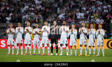 NÜRNBERG, DEUTSCHLAND - 03. JUNI: Deutsche Spieler beobachten eine Schweigeminute für den ehemaligen Spieler Bernd Holzenbein beim internationalen Freundschaftsspiel zwischen Deutschland und der Ukraine am 03. Juni 2024 im Max-Morlock-Stadion in Nürnberg. © diebilderwelt / Alamy Stock Stockfoto