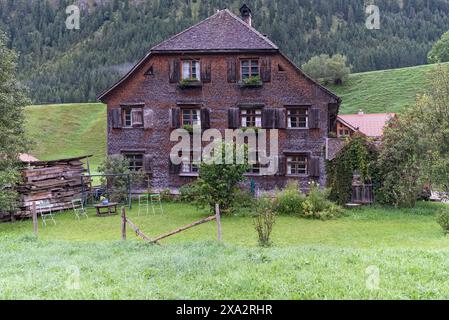 Altes Bauernhaus um 1820, mit Schindelfassade, Hinterstein, Bad Hindelang, Allgäuer, Bayern, Deutschland Stockfoto