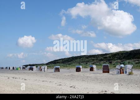 Liegereihe am einsamen Strand, mit Sand und Dünen im Hintergrund, Spiekeroog, Deutschland Stockfoto