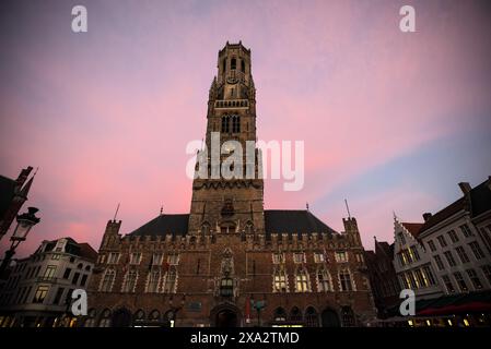 Der majestätische Glockenturm von Brügge bei Sonnenuntergang auf dem Marktplatz - Brügge, Belgien Stockfoto