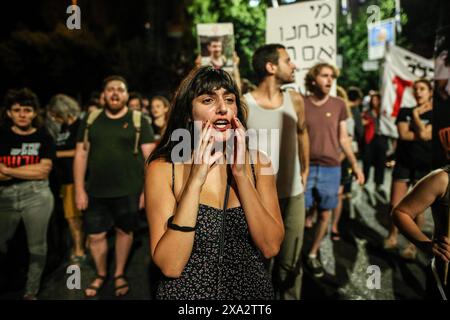 Jerusalem, Israel. Juni 2024. Ein Demonstrant singt während der Demonstration Slogans. Hunderte von Demonstranten versammelten sich, um gegen die israelische Regierung zu protestieren, und forderten ein Ende der israelischen Angriffe auf Gaza und die Rückkehr israelischer Geiseln in ihre Häuser, nachdem die israelische Armee die Tötung von vier israelischen Gefangenen im Gazastreifen angekündigt hatte. Die Demonstranten versammelten sich vor Benjamin Netanjahus Residenz und blockierten die Hauptstraßen in der Nähe der Knesset, bevor die Polizei intervenierte. Quelle: SOPA Images Limited/Alamy Live News Stockfoto