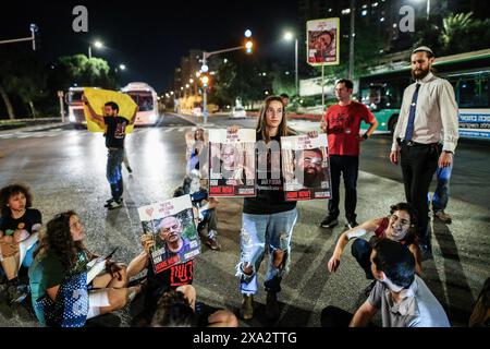 Jerusalem, Israel. Juni 2024. Demonstranten blockieren die Straße während der Demonstration. Hunderte von Demonstranten versammelten sich, um gegen die israelische Regierung zu protestieren, und forderten ein Ende der israelischen Angriffe auf Gaza und die Rückkehr israelischer Geiseln in ihre Häuser, nachdem die israelische Armee die Tötung von vier israelischen Gefangenen im Gazastreifen angekündigt hatte. Die Demonstranten versammelten sich vor Benjamin Netanjahus Residenz und blockierten die Hauptstraßen in der Nähe der Knesset, bevor die Polizei intervenierte. Quelle: SOPA Images Limited/Alamy Live News Stockfoto