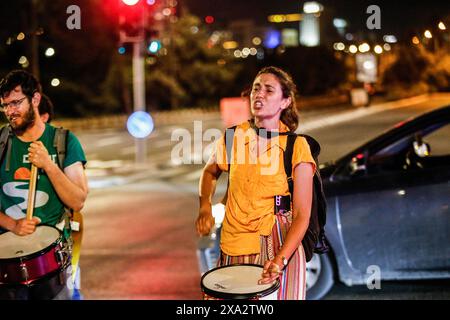 Jerusalem, Israel. Juni 2024. Demonstranten spielen Trommeln während des Protestes. Hunderte von Demonstranten versammelten sich, um gegen die israelische Regierung zu protestieren, und forderten ein Ende der israelischen Angriffe auf Gaza und die Rückkehr israelischer Geiseln in ihre Häuser, nachdem die israelische Armee die Tötung von vier israelischen Gefangenen im Gazastreifen angekündigt hatte. Die Demonstranten versammelten sich vor Benjamin Netanjahus Residenz und blockierten die Hauptstraßen in der Nähe der Knesset, bevor die Polizei intervenierte. Quelle: SOPA Images Limited/Alamy Live News Stockfoto