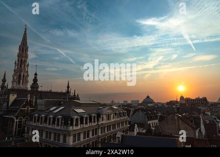 Sonnenuntergang über den Brüsseler Dächern und dem Rathausturm - Belgien Stockfoto