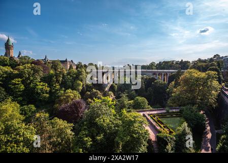 Die wunderschöne Adolphe-Brücke vom Platz der Verfassung aus gesehen an einem Sommertag in Luxemburg Stockfoto