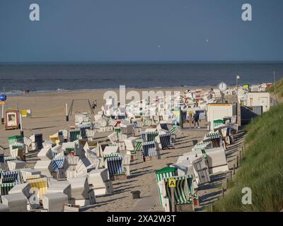 Liegereihe am Sandstrand, ideal für Strandgänger, die Nordseeinsel baltrum mit grasbewachsener Düne, farbenfrohe Liegestühle auf dem Strand Stockfoto