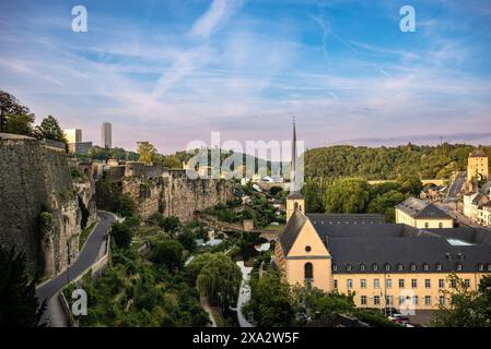 Malerischer Blick von Chemin de la Corniche zu Bock Casemates und Neumünster Abtei - Luxemburg Stockfoto