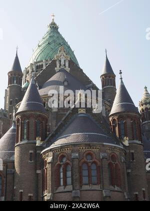 Eine herrliche gotische Kathedrale mit einer grünen Kuppel, reich an architektonischen Details und Türmen, Haarlem, Niederlande Stockfoto