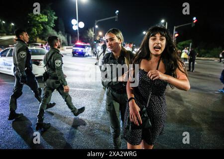 Die israelische Polizei entfernt Demonstranten, die die Straße während der Demonstration blockieren. Hunderte von Demonstranten versammelten sich, um gegen die israelische Regierung zu protestieren, und forderten ein Ende der israelischen Angriffe auf Gaza und die Rückkehr israelischer Geiseln in ihre Häuser, nachdem die israelische Armee die Tötung von vier israelischen Gefangenen im Gazastreifen angekündigt hatte. Die Demonstranten versammelten sich vor Benjamin Netanjahus Residenz und blockierten die Hauptstraßen in der Nähe der Knesset, bevor die Polizei intervenierte. (Foto: Saeed Qaq/SOPA Images/SIPA USA) Stockfoto