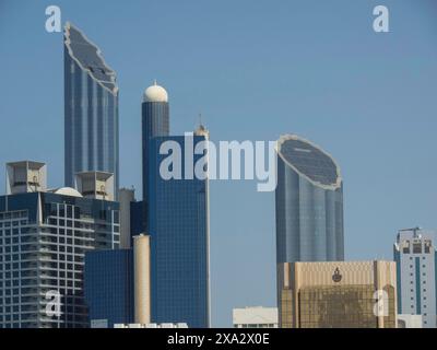 Moderne Wolkenkratzer mit einzigartigem Design und klarem blauem Himmel im Hintergrund, Abu Dhabi, Vereinigte Arabische Emirate Stockfoto