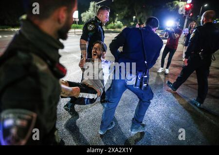 Die israelische Polizei entfernt Demonstranten, die die Straße während der Demonstration blockieren. Hunderte von Demonstranten versammelten sich, um gegen die israelische Regierung zu protestieren, und forderten ein Ende der israelischen Angriffe auf Gaza und die Rückkehr israelischer Geiseln in ihre Häuser, nachdem die israelische Armee die Tötung von vier israelischen Gefangenen im Gazastreifen angekündigt hatte. Die Demonstranten versammelten sich vor Benjamin Netanjahus Residenz und blockierten die Hauptstraßen in der Nähe der Knesset, bevor die Polizei intervenierte. (Foto: Saeed Qaq/SOPA Images/SIPA USA) Stockfoto