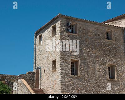 Steinhaus mit kleiner Treppe und Fenstern, sonniger Tag mit blauem Himmel, La seyne sur Mer, frankreich Stockfoto