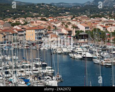 Lebhafter Yachthafen mit zahlreichen Booten und farbenfrohen Häusern entlang der Küste, La seyne sur Mer, frankreich Stockfoto