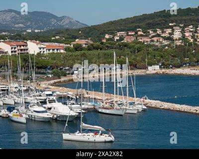 Marina mit Segelbooten und Bergen im Hintergrund in einer malerischen Küstenstadt, La seyne sur Mer, frankreich Stockfoto