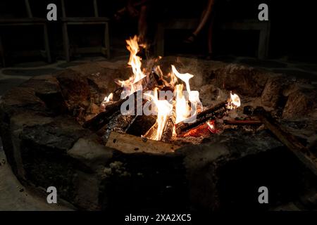 Feuer und Flamme auf dem Campingplatz. Schöne orangene Flamme mit Holz. Stockfoto