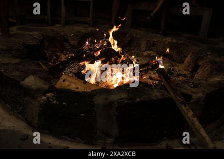 Feuer und Flamme auf dem Campingplatz. Schöne orangene Flamme mit Holz. Stockfoto