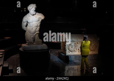 31. Mai 2024, Afyonkarahisar, Türkei: Herkules-Statue im Afyonkarahisar-Museum. Afyonkarahisar, eine Stadt in der Türkei, zieht mit ihren archäologischen Ruinen, die die Kultur und Kunst des Phrygischen Königreichs und anderer tausendjähriger Zivilisationen widerspiegeln, der berühmten Phrygischen Straße, den über Millionen Jahre entstandenen Höhlen und den ersten Wohngebäuden in der Geschichte der Menschheit Aufmerksamkeit auf sich. Thermaltourismus mit der einzigen Mitgliedschaft des Europäischen Historic Thermal Towns Association (EHTTA) im Land und dem von der UNESCO eingetragenen Titel Gastronomy City. (Credit Image: © Tunahan Turhan/SOPA Images via ZUMA Press Stockfoto