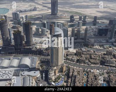 Blick aus der Vogelperspektive auf eine moderne Stadt mit vielen Wolkenkratzern, Flüssen und Wüstenlandschaft im Hintergrund, dubai, arabische emirate Stockfoto