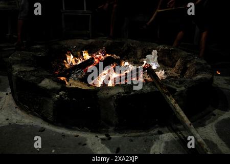 Feuer und Flamme auf dem Campingplatz. Schöne orangene Flamme mit Holz. Stockfoto