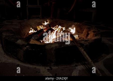 Feuer und Flamme auf dem Campingplatz. Schöne orangene Flamme mit Holz. Stockfoto