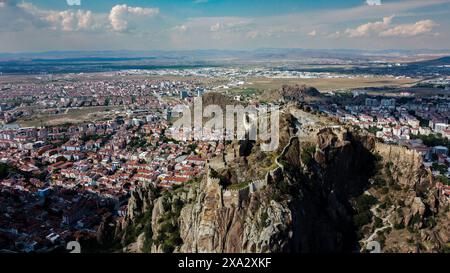 31. Mai 2024, Afyonkarahisar, Türkei: (ANMERKUNG DER REDAKTION: Bild von Drohnen). Allgemeiner Blick auf die Stadt und die Burg Afyonkarahisar. Afyonkarahisar, eine Stadt in der Türkei, zieht mit ihren archäologischen Ruinen, die die Kultur und Kunst des Phrygischen Königreichs und anderer tausendjähriger Zivilisationen widerspiegeln, der berühmten Phrygischen Straße, den über Millionen Jahre entstandenen Höhlen und den ersten Wohngebäuden in der Geschichte der Menschheit Aufmerksamkeit auf sich. Thermaltourismus mit der einzigen Mitgliedschaft des Europäischen Historic Thermal Towns Association (EHTTA) im Land und dem von der UNESCO eingetragenen Titel Gastronomy City. (Guthaben Im Stockfoto