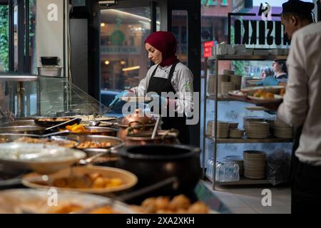 31. Mai 2024, Afyonkarahisar, Türkei: Eine Frau bereitet das Essen der weltberühmten Stadt zum Servieren zu. Afyonkarahisar, eine Stadt in der Türkei, zieht mit ihren archäologischen Ruinen, die die Kultur und Kunst des Phrygischen Königreichs und anderer tausendjähriger Zivilisationen widerspiegeln, der berühmten Phrygischen Straße, den über Millionen Jahre entstandenen Höhlen und den ersten Wohngebäuden in der Geschichte der Menschheit Aufmerksamkeit auf sich. Thermaltourismus mit der einzigen Mitgliedschaft des Europäischen Historic Thermal Towns Association (EHTTA) im Land und dem von der UNESCO eingetragenen Titel Gastronomy City. (Kreditbild: © Tunahan Turhan/SOPA Stockfoto