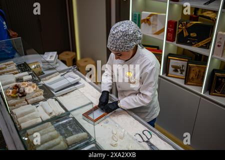 31. Mai 2024, Afyonkarahisar, Türkei: Eine Frau bereitet die weltberühmte türkische Delikatesse zum Servieren vor. Afyonkarahisar, eine Stadt in der Türkei, zieht mit ihren archäologischen Ruinen, die die Kultur und Kunst des Phrygischen Königreichs und anderer tausendjähriger Zivilisationen widerspiegeln, der berühmten Phrygischen Straße, den über Millionen Jahre entstandenen Höhlen und den ersten Wohngebäuden in der Geschichte der Menschheit Aufmerksamkeit auf sich. Thermaltourismus mit der einzigen Mitgliedschaft des Europäischen Historic Thermal Towns Association (EHTTA) im Land und dem von der UNESCO eingetragenen Titel Gastronomy City. (Kreditbild: © Tunahan Turhan/SOPA Stockfoto