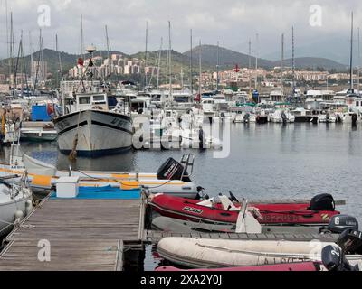 Ein geschäftiger Hafen mit zahlreichen Booten und Yachten und modernen Gebäuden im Hintergrund, Korsika, ajaccio, Frankreich Stockfoto