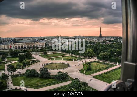 Blick auf den Sonnenuntergang vom Pariser Riesenrad über den Tuileriengarten - Paris, Frankreich Stockfoto