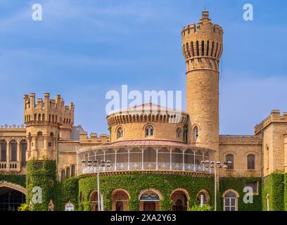 Der Majestic Bangalore Palace ist ein königlicher Palast aus dem 19. Jahrhundert, in dem sich das Gewürz alter königlicher Opulenz bewahrt. Stockfoto